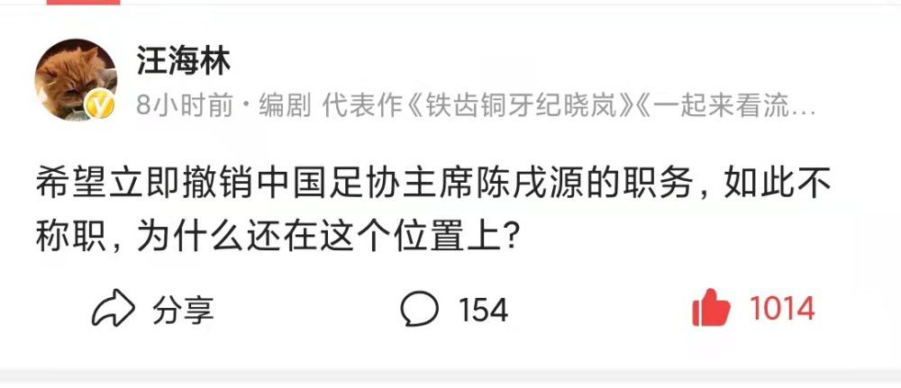 刚刚过去的这个周日，《尖峰时刻》系列的男主角克里斯;塔克在ins上发布了自己和成龙的合影，两人还都比了;4的手势